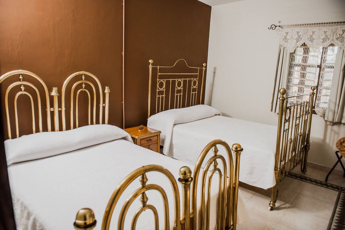 Kamar Tradisional, 2 Tempat Tidur Queen, Bebas Asap Rokok, pemandangan halaman | Seprai antialergi, selimut bulu angsa, dan tirai kedap cahaya
