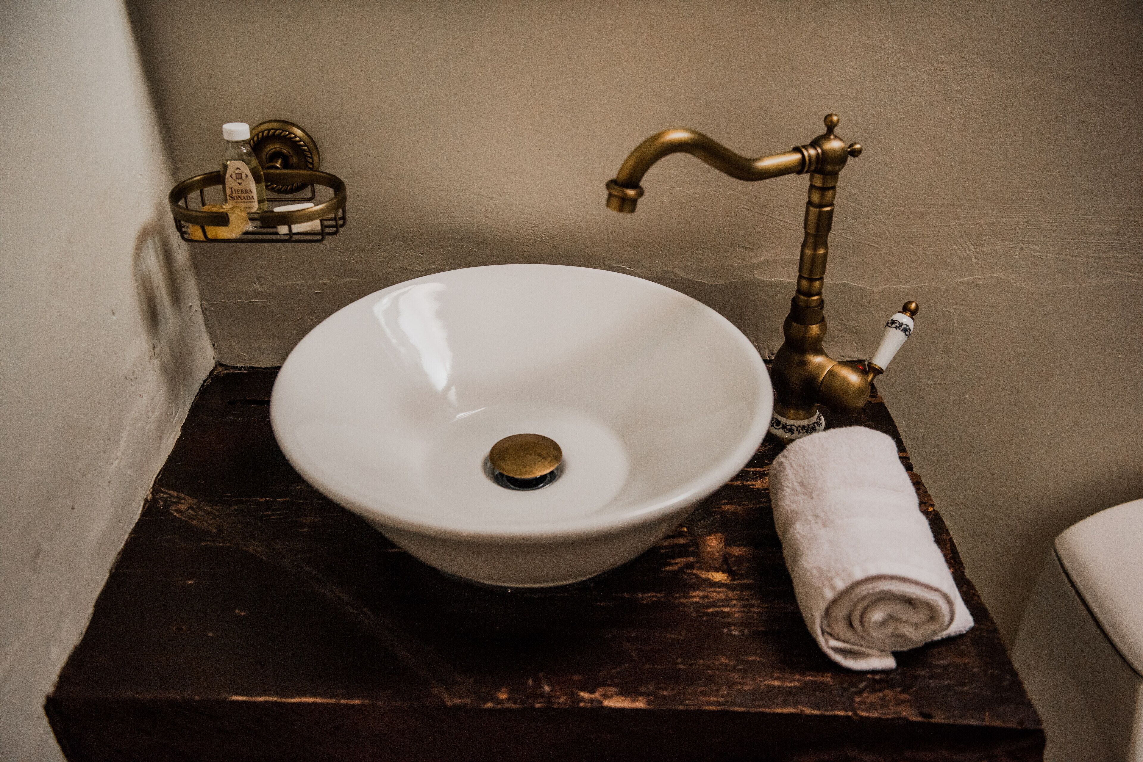 traditional room, 1 queen bed, non smoking, courtyard view | bathroom | shower, rainfall showerhead, free toiletries, towels