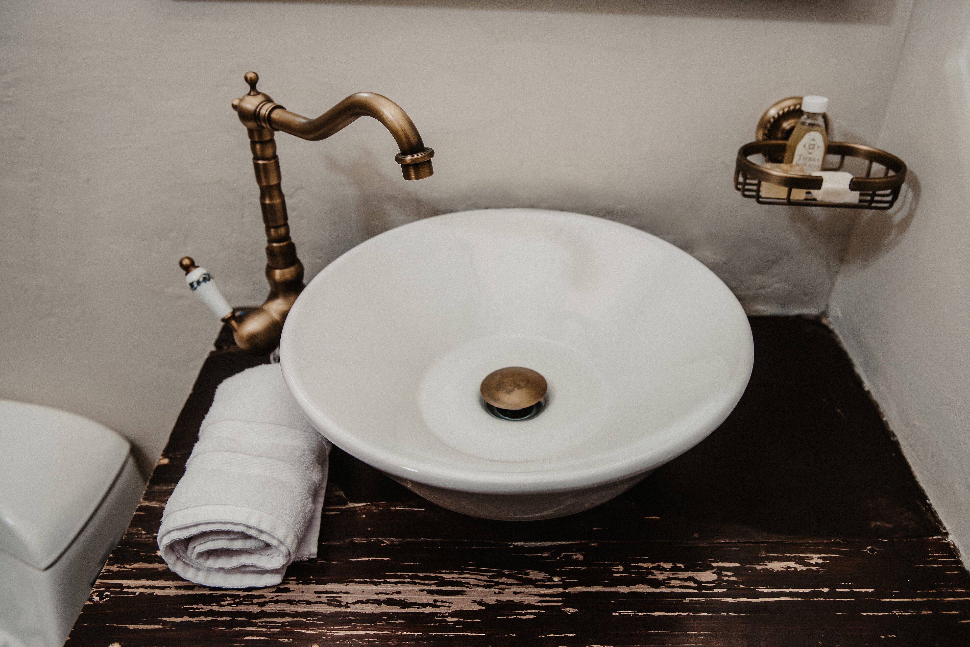 superior room, 1 king bed, non smoking, city view | bathroom | shower, rainfall showerhead, free toiletries, towels