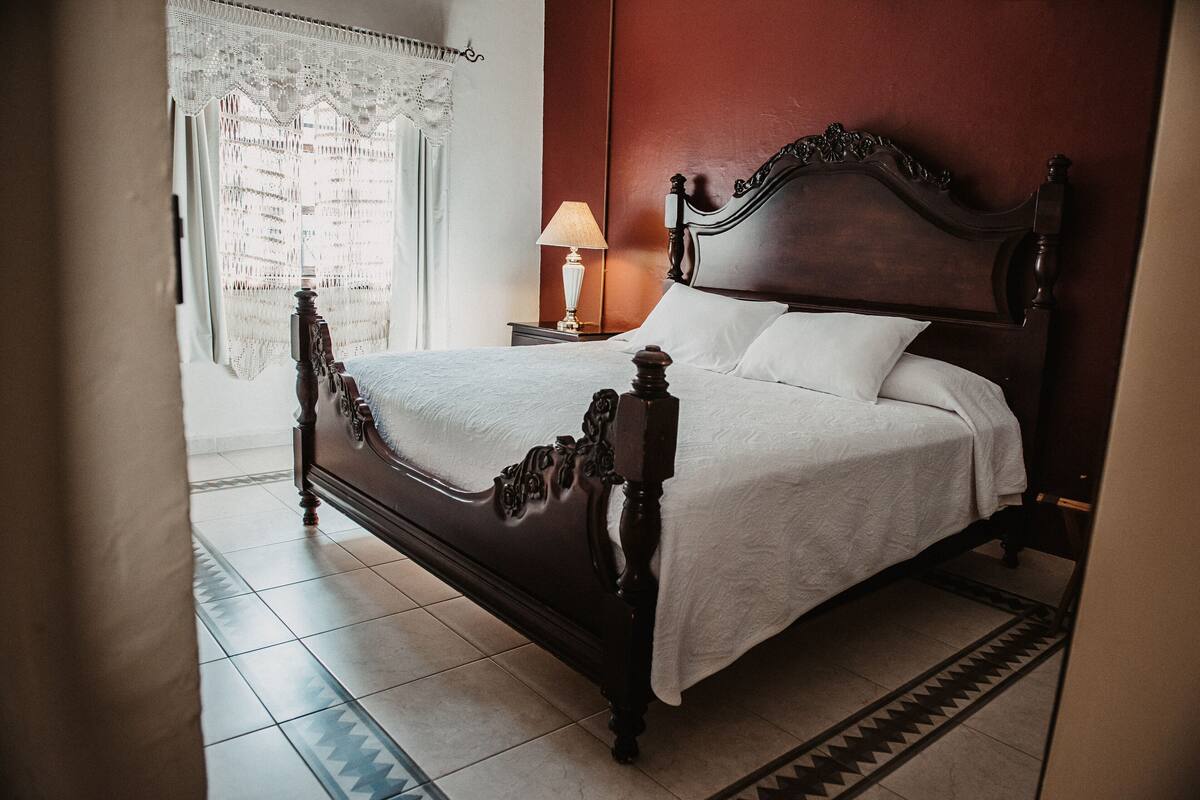 Kamar Superior, 1 Tempat Tidur King, Bebas Asap Rokok, pemandangan kota | Seprai antialergi, selimut bulu angsa, dan tirai kedap cahaya