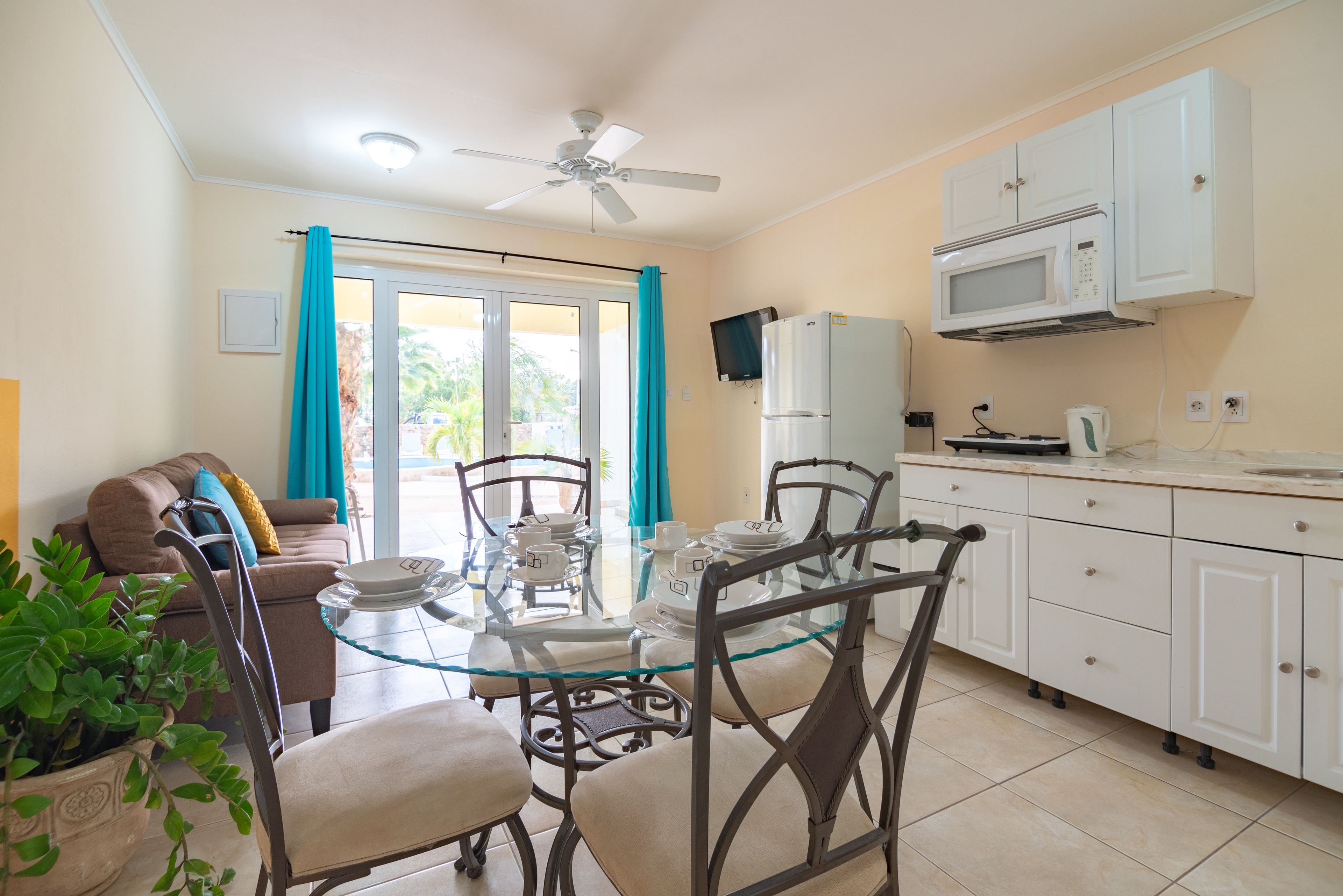 32-inch flat-screen tv with cable channels, tv, heated floors