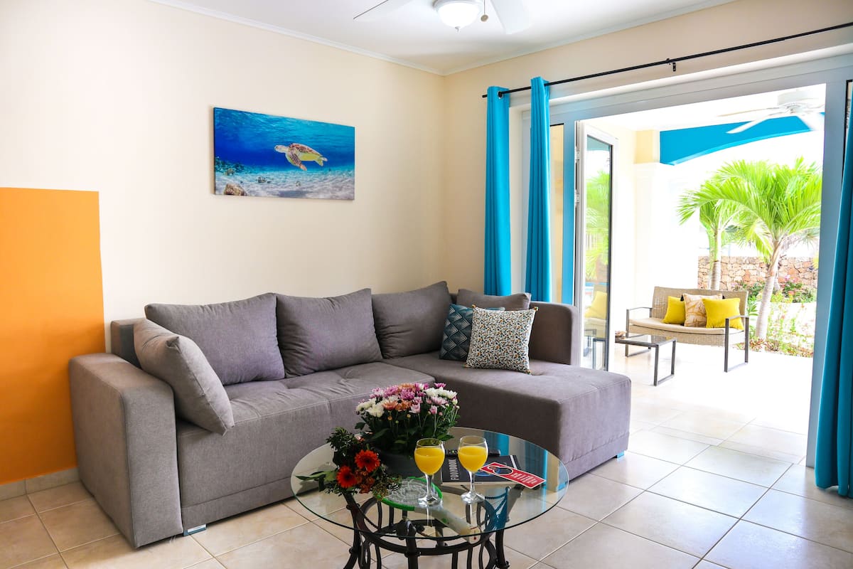 1 Bedroom Apartment | Dundyner, senger med Select Comfort-madrass og safe på rommet