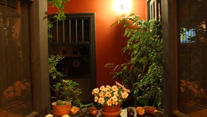 Habitación triple básica, varias camas | Tabla de planchar con plancha, wifi gratis, ropa de cama