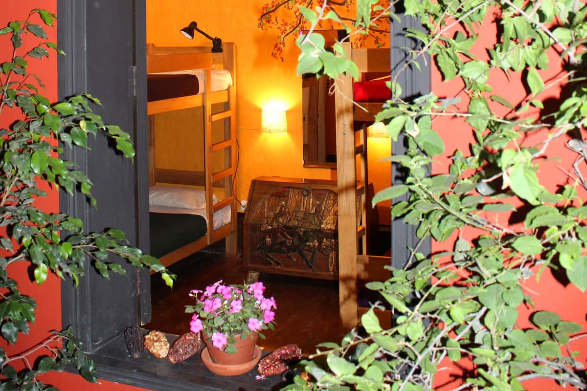 Quarto triplo básico, várias camas | Ferros/tábuas de passar roupa, Wi-Fi de cortesia, roupa de cama