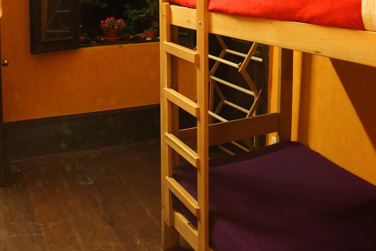 Quarto duplo básico, várias camas | Ferros/tábuas de passar roupa, Wi-Fi de cortesia, roupa de cama