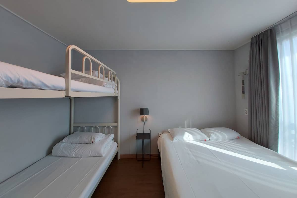 Kamar Triple Keluarga, Beberapa Tempat Tidur, Bebas Asap Rokok, pemandangan sungai | 1 kamar tidur, seprai premium, tirai kedap cahaya, dan Wi-Fi gratis