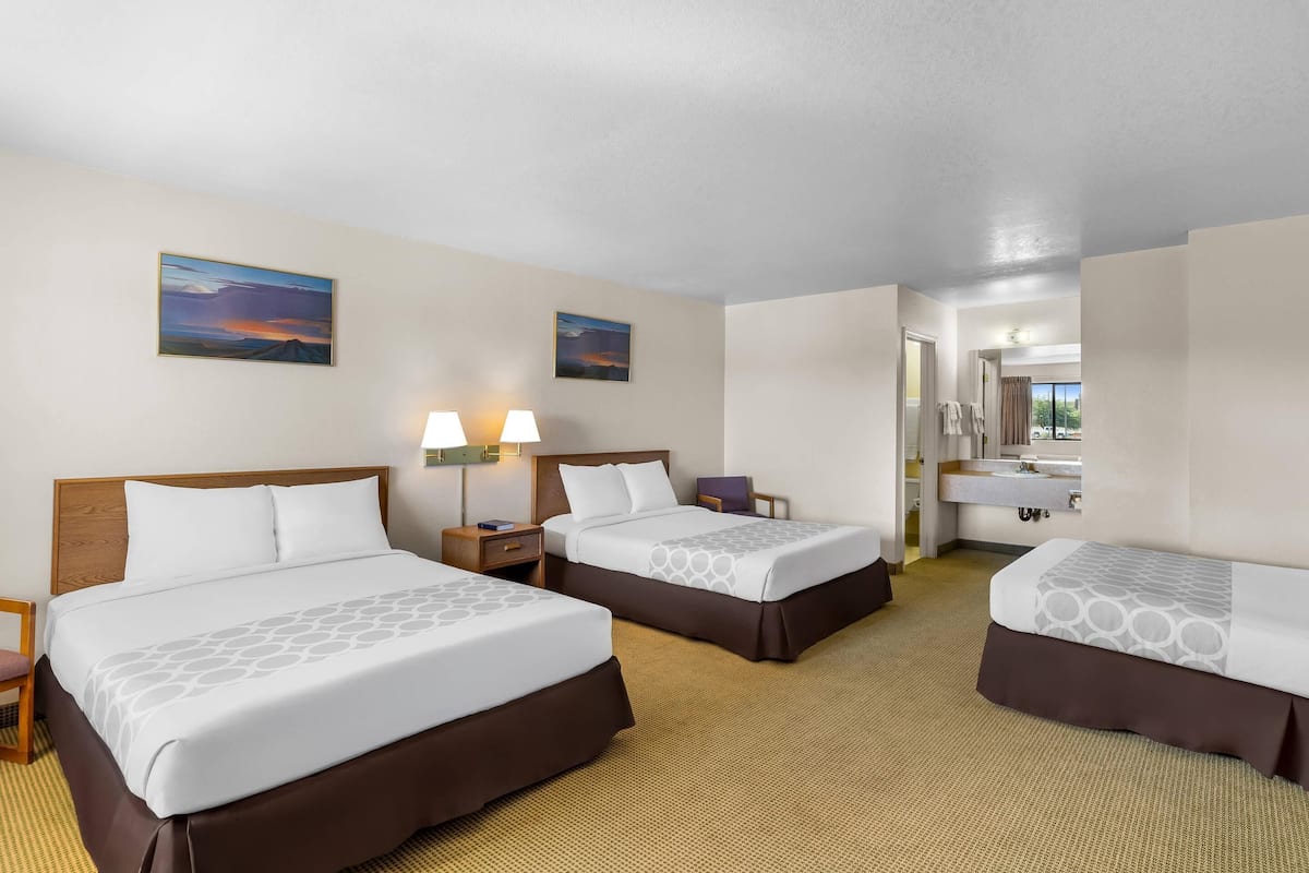 Standardzimmer, Mehrere Betten, Nichtraucher | Schreibtisch, laptopgeeigneter Arbeitsplatz, Verdunkelungsvorhänge