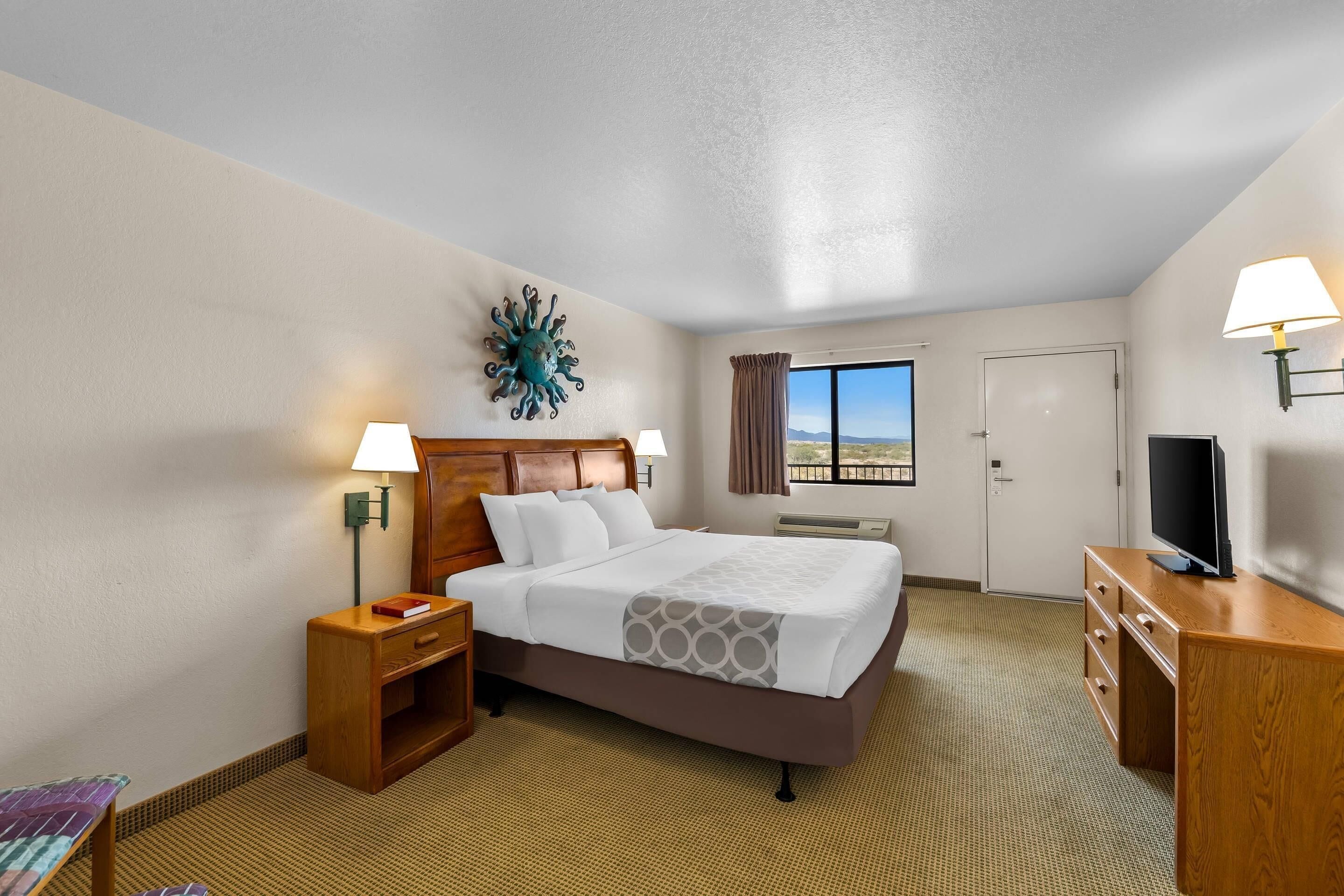 标准房, 1 张特大床, 无烟房 | 办公桌、笔记本电脑工作区、遮光窗帘、免费 WiFi