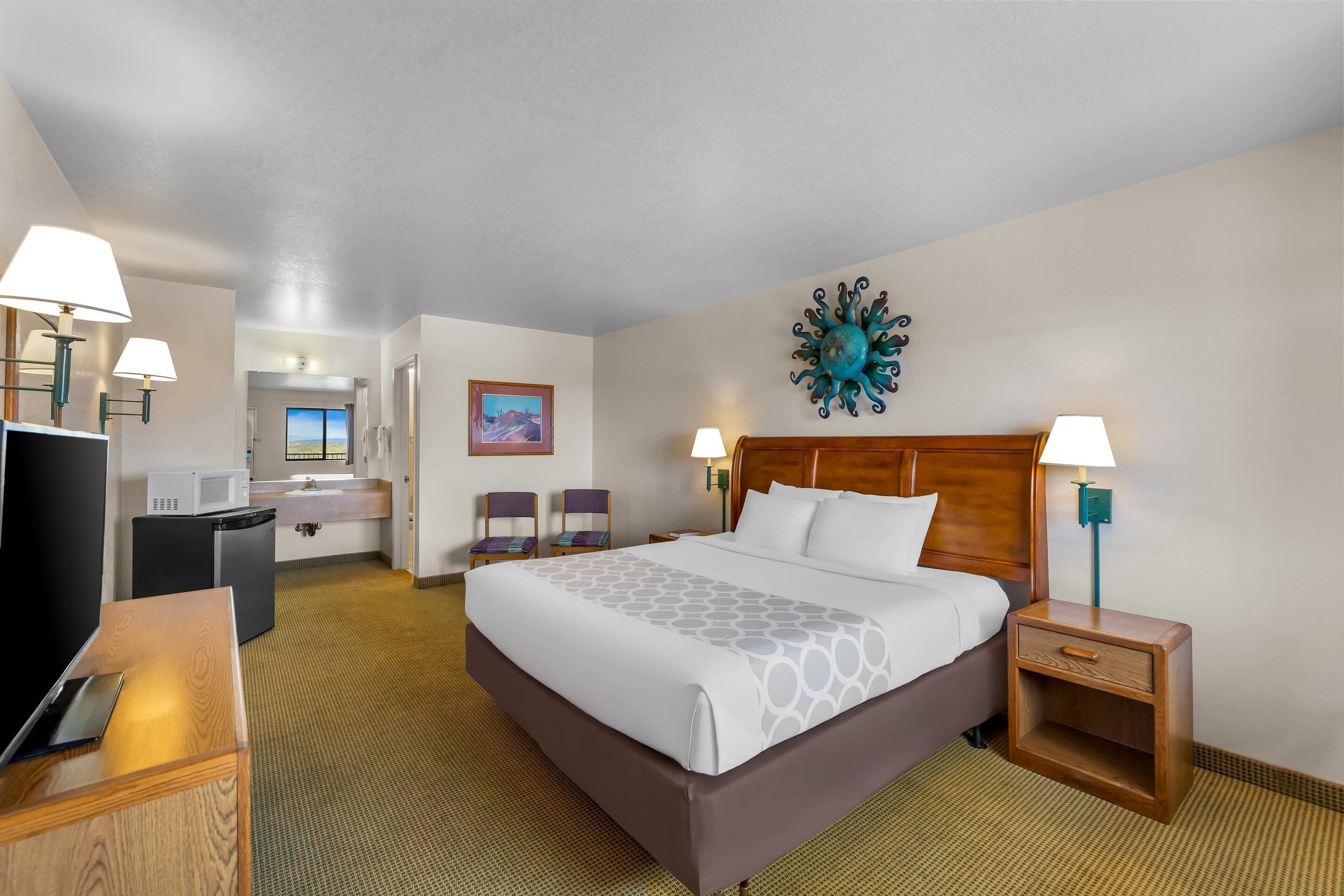 Standard Room, 1 King Bed, Non Smoking | Desk, laptop workspace, blackout curtains, free WiFi