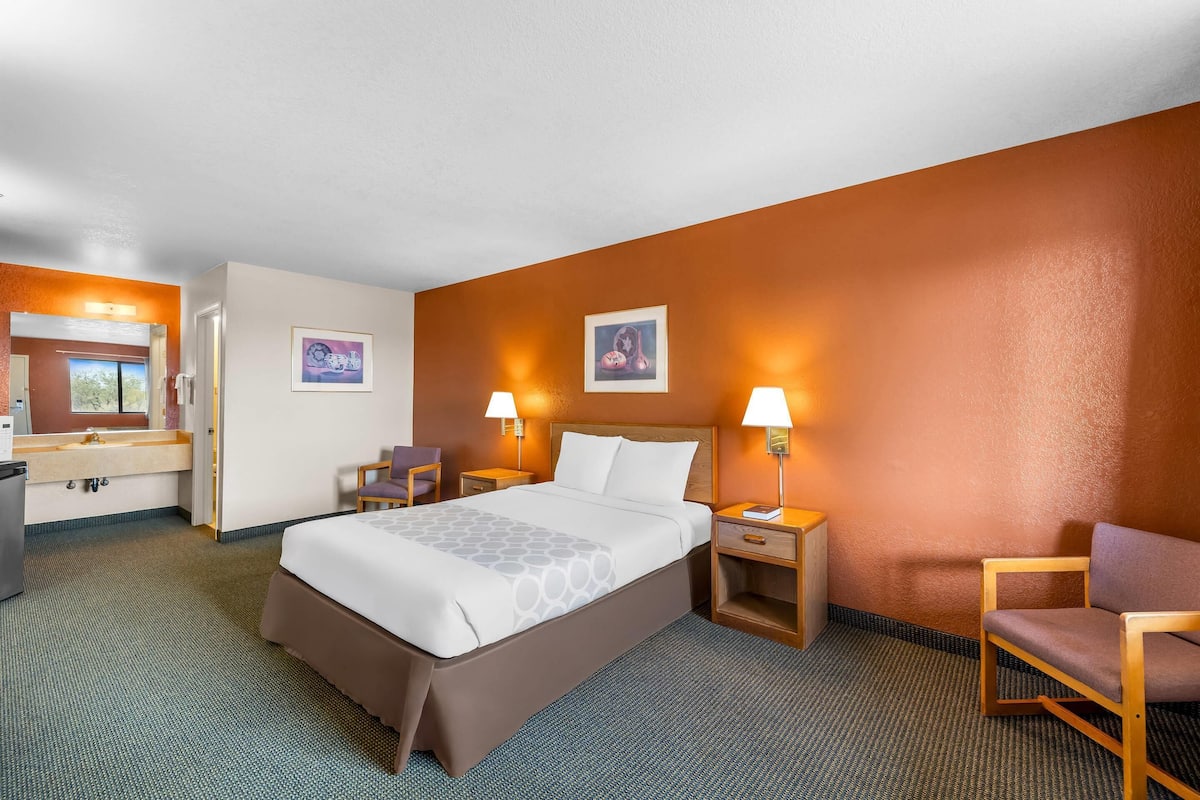 Standard Room, 1 Queen Bed, Non Smoking | Desk, laptop workspace, blackout drapes, WiFi (free)