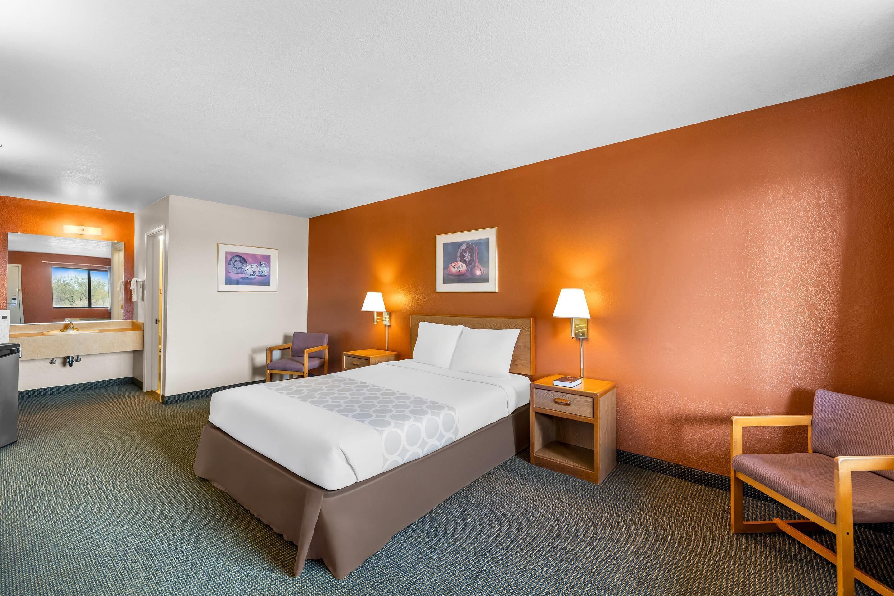 Standard Room, 1 Queen Bed, Non Smoking | Desk, laptop workspace, blackout curtains, free WiFi