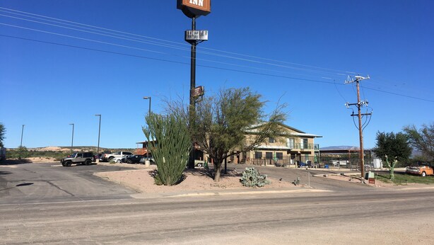 A sign for the Copper Stay Inn, a building with a flat roof, and a parking lot with several cars. - Rodeway Inn Copper Stay Benson AZ I-10 Exit 304 (Benson)