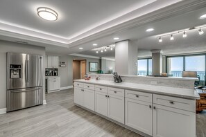 Jääkaappi, mikroaaltouuni, uuni, liesi