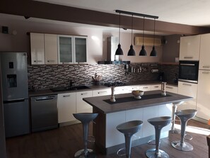 Microwave, dishwasher, coffee/tea maker, toaster - Apartment Diana with private pool (Kastel Novi)