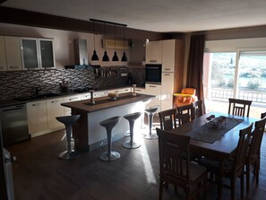 Mikrobølgeovn, oppvaskmaskin, kaffetrakter/tekoker og brødrister