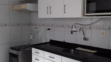 Geladeira, micro-ondas, cooktop, torradeira