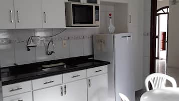 Refrigerador, microondas, placa de cocina, tostadora