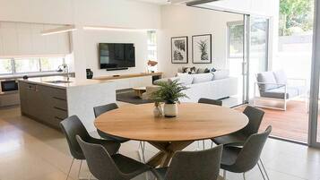 Rumah | Area keluarga | Smart TV, Netflix, dan pemutar DVD