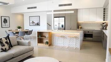 Rumah | Dapur pribadi | Lemari es besar, microwave, oven, dan kompor