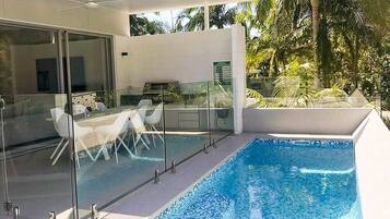 Kolam renang outdoor dan sebuah kolam renang air hangat