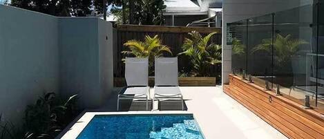 Piscina all'aperto, una piscina riscaldata, lettini