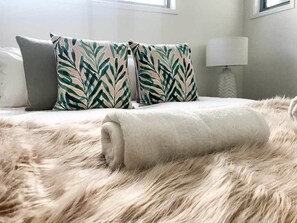 4 Bedroom Luxury House with Private Pool | 4 bedrooms, individually decorated, individually furnished, desk - Fat Frog Beach Houses (Byron Bay)