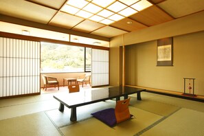 Tavanomainen huone (Japanese Style, For 5, Private Toilet) | Tallelokero huoneessa