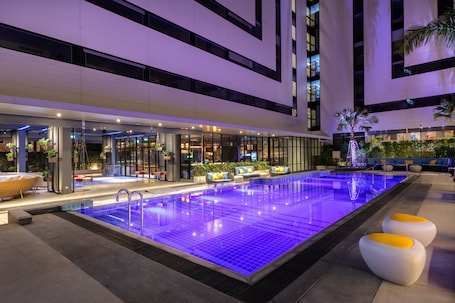 Outdoor pool, pool umbrellas, pool loungers. COSI Pattaya Wong Amat Beach