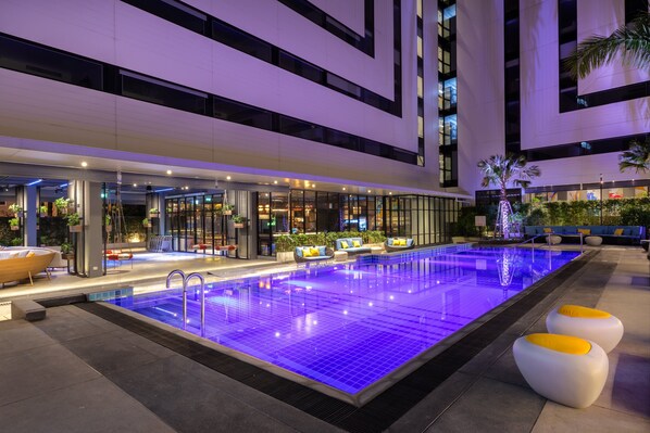 Outdoor pool, pool umbrellas, pool loungers - COSI Pattaya Wong Amat Beach (Pattaya)