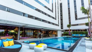 ์ผ์ธ ์์์ฅ, ์์์ฅ ํ๋ผ์, ์ผ๊ด์ ์์