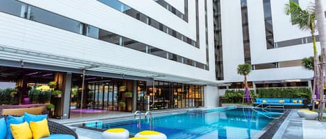 Piscina externa, guarda-sóis, espreguiçadeiras