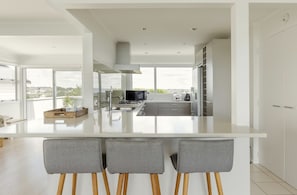 Casa de lujo, 2 habitaciones, vista al mar | Cocina privada | Refrigerador con congelador, microondas, horno y parrilla de estufa 