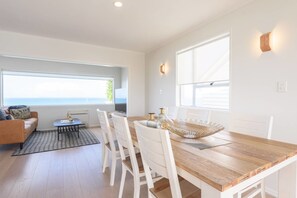Maison Luxe, 2 chambres, vue mer | Restauration dans la chambre