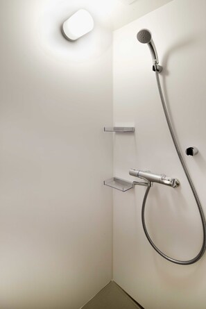 免费洗浴用品、拖鞋、电子马桶、毛巾