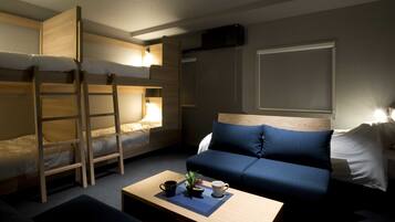 Quarto família (Up to 5 Guests, 301) | 1 quarto, escrivaninha, Wi-Fi de cortesia, roupa de cama