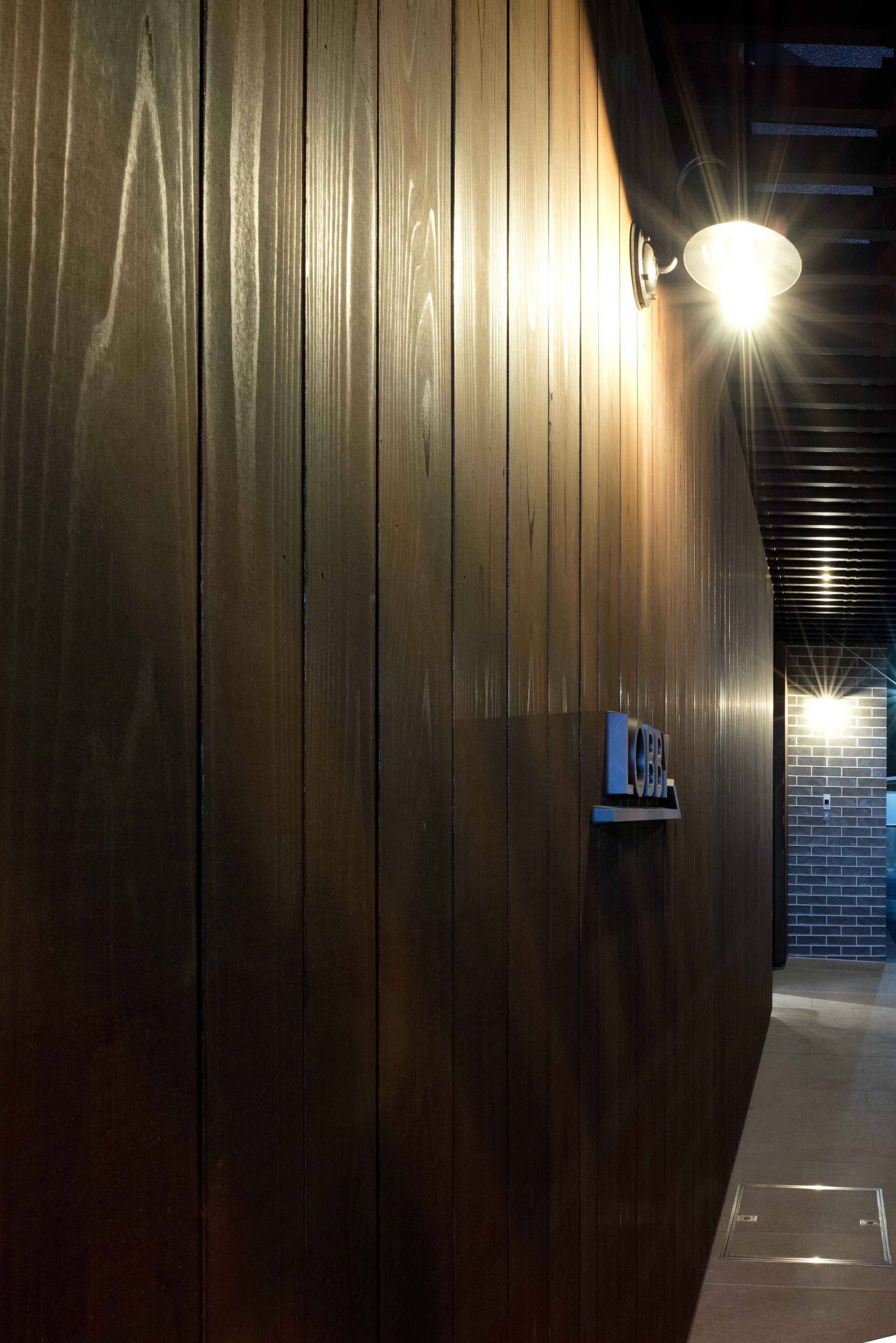 Pared de madera con un letrero que dice 'LOBBY'.