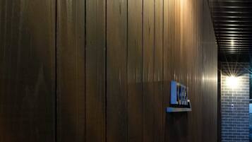 Pared de madera con un letrero que dice 'LOBBY'.