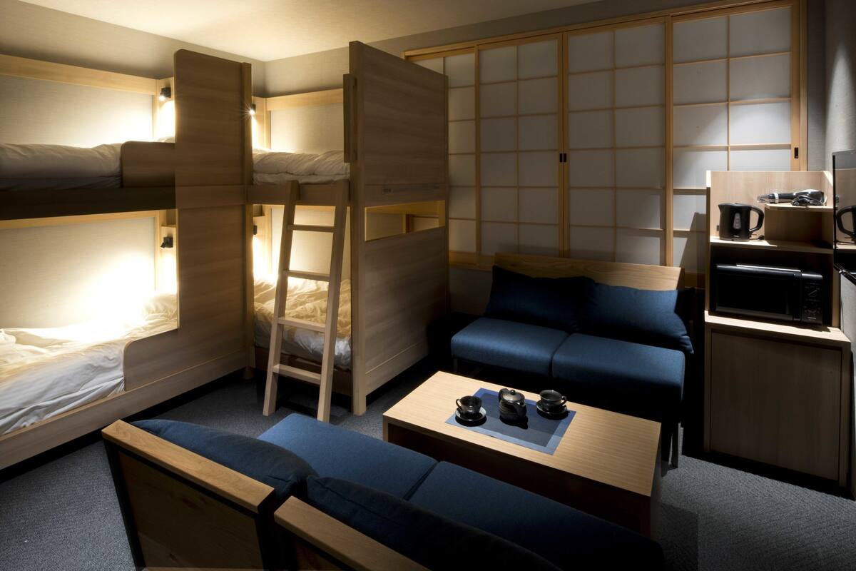 Vierpersoonskamer (102) | Een bureau, gratis wifi, beddengoed