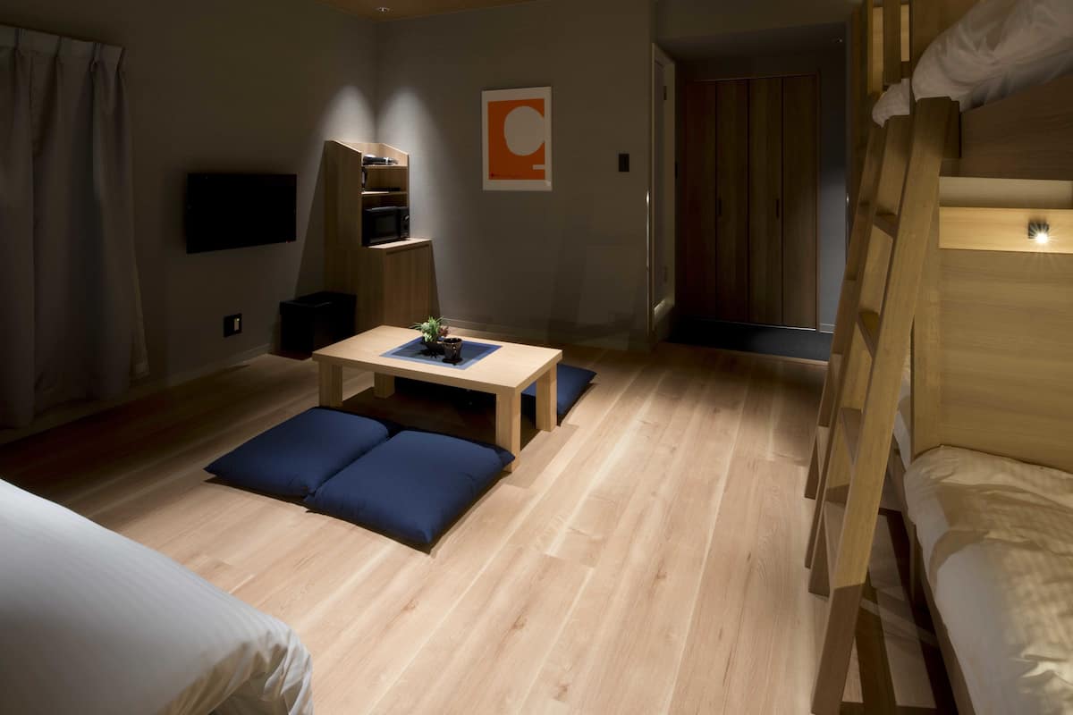 Een bureau, gratis wifi, beddengoed