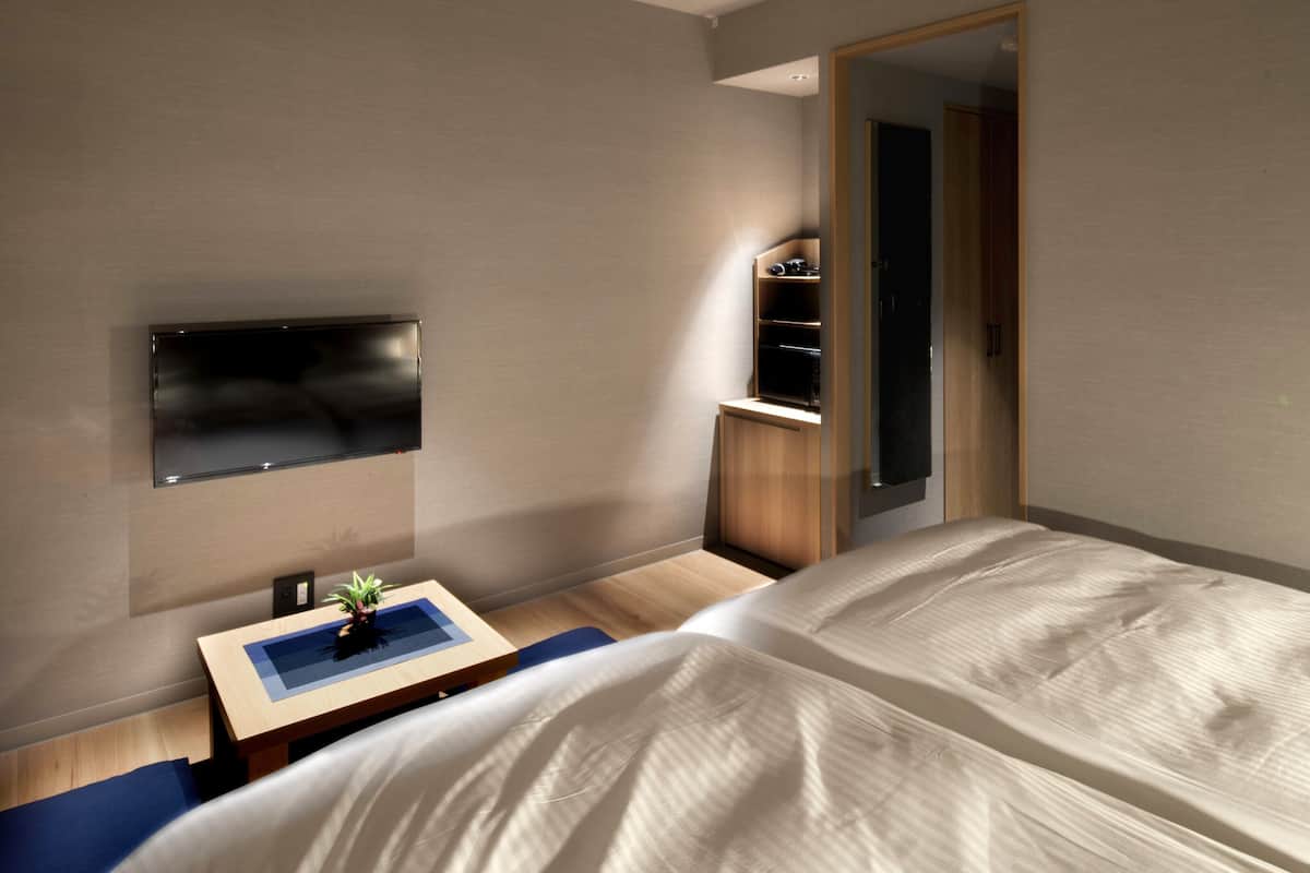 Een bureau, gratis wifi, beddengoed