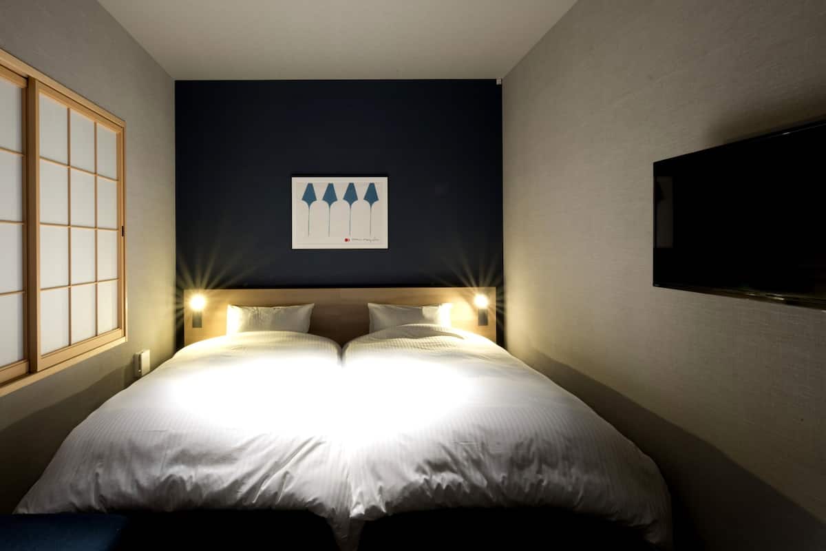Een bureau, gratis wifi, beddengoed