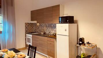 Fridge, oven, stovetop, electric kettle