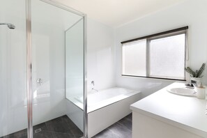 3 Bedroom House with Private Pool | Bathroom - Bluetopia (Rye)