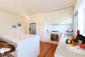 3 Bedroom House with Private Pool | Private kitchen | Full-sized fridge, microwave, oven, stovetop - Bluetopia (Rye)