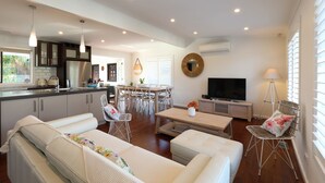 3 Bedroom Tropical Oasis with Private Pool | Living area | Smart TV, Netflix - Como Palm Retreat (Rye)