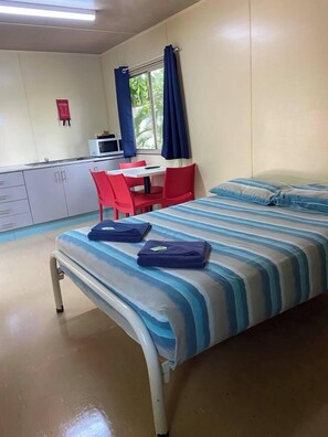 標準小屋, 共用浴室 | 起居區 | 電視