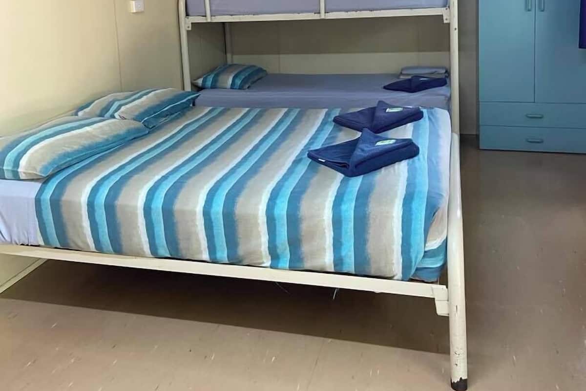 Cabaña estándar, baño compartido | Zona de estar | Una televisión