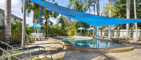 Piscine extérieure, chaises longues