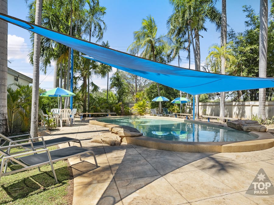 Piscine extérieure, chaises longues