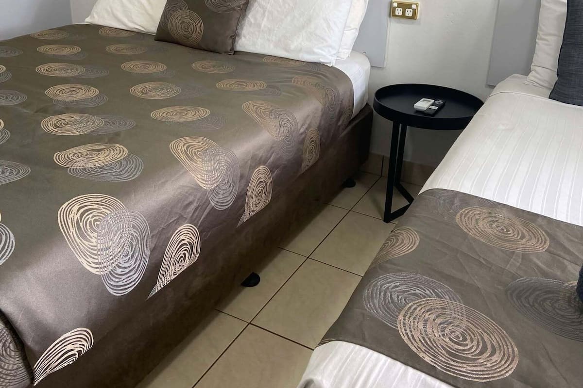 Habitación Confort, varias camas | Sistema de insonorización, wifi gratis, mobiliario individual